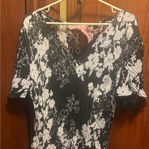- Pretty Angel Black floral and lace dressy top size M. NWT